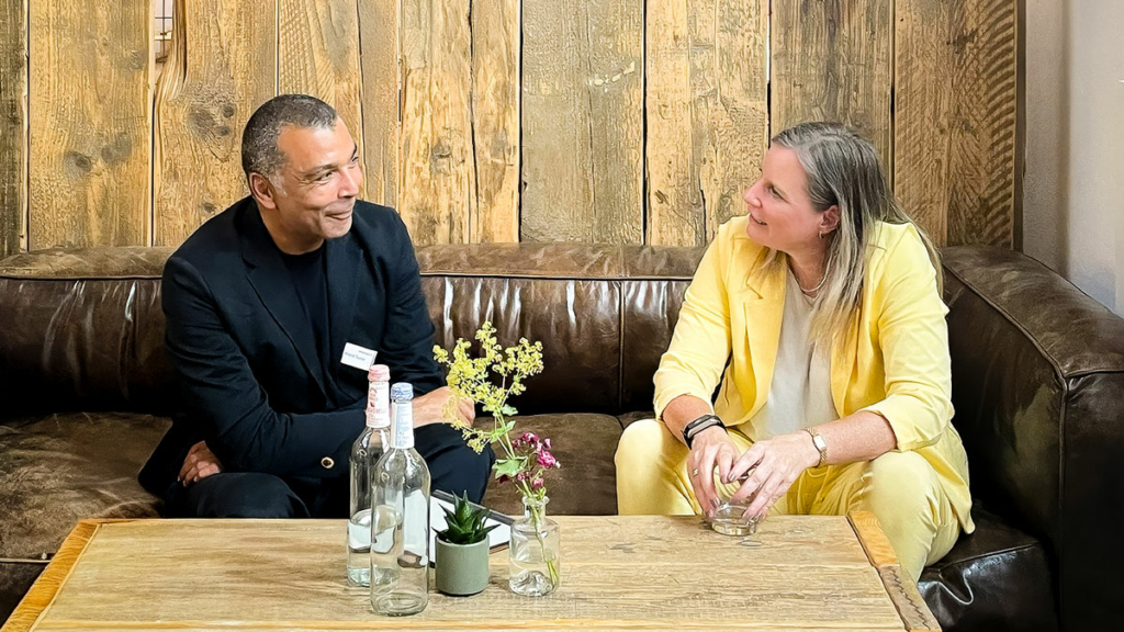 Susanne Oppel, Autohaus Oppel (rechts), im Gespräch mit Murat Suner, Bissantz & Company (links)